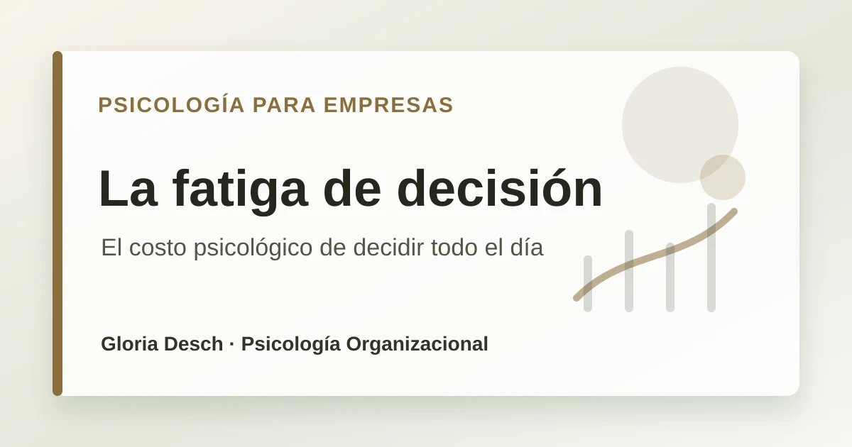 Mesa ejecutiva con múltiples caminos de decisión y foco estratégico